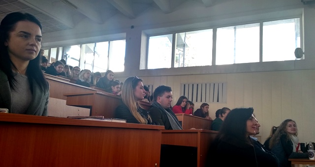 Аудиторія зацікавлено слухає автора